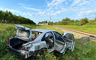 Kierowca wjechał pod pociąg. Zderzenie na przejeździe kolejowym koło Pasłęka Kierowca wjechał pod pociąg. Zderzenie na przejeździe kolejowym koło Pasłęka
